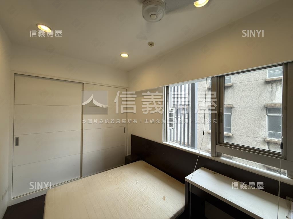 索蘭朵。面紅樓邊間兩房房屋室內格局與周邊環境
