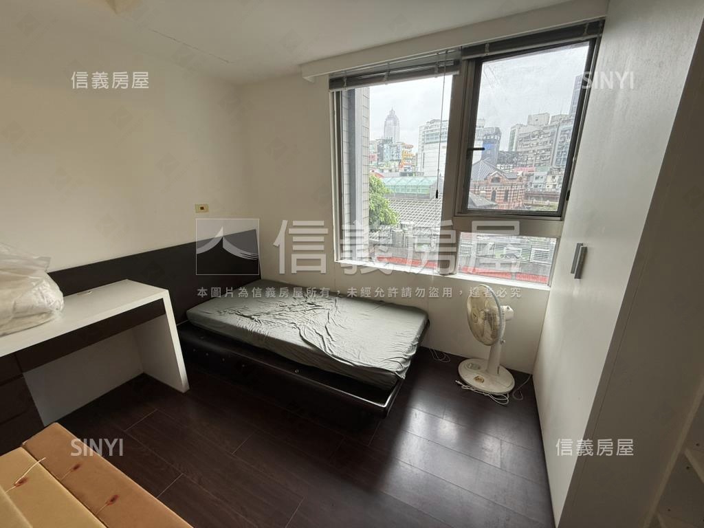 索蘭朵。面紅樓邊間兩房房屋室內格局與周邊環境