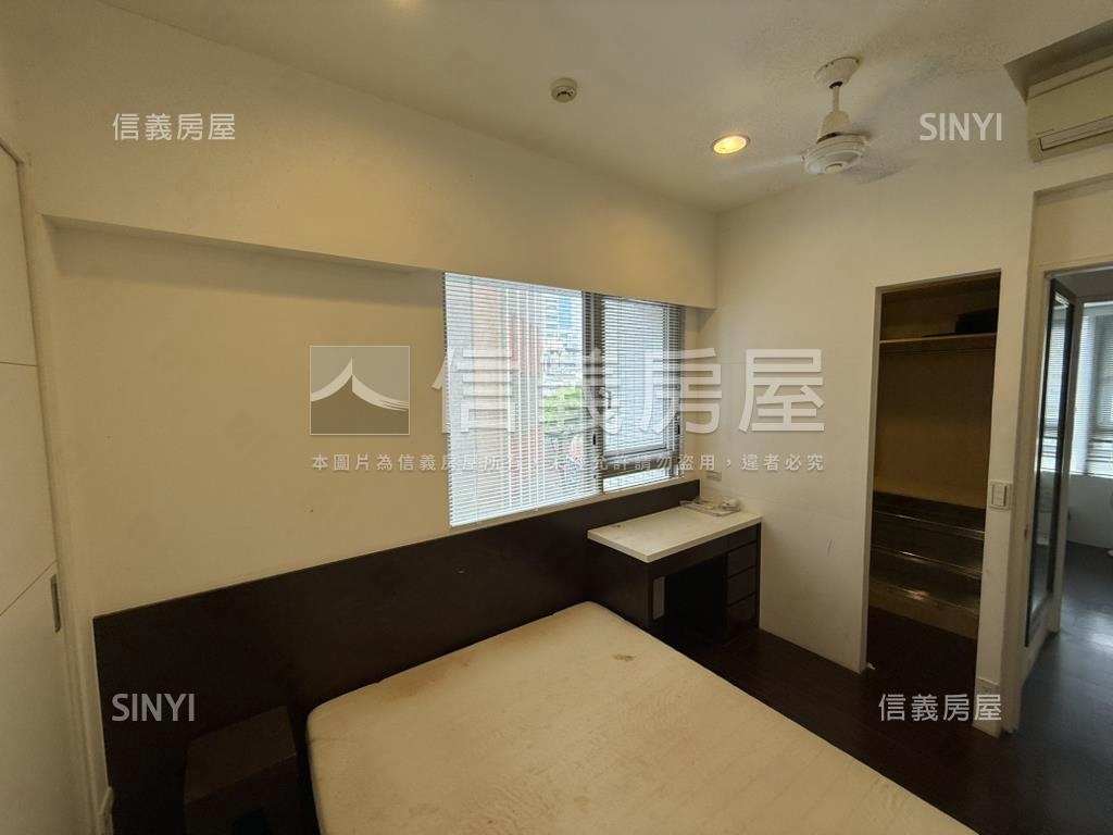 索蘭朵。面紅樓邊間兩房房屋室內格局與周邊環境