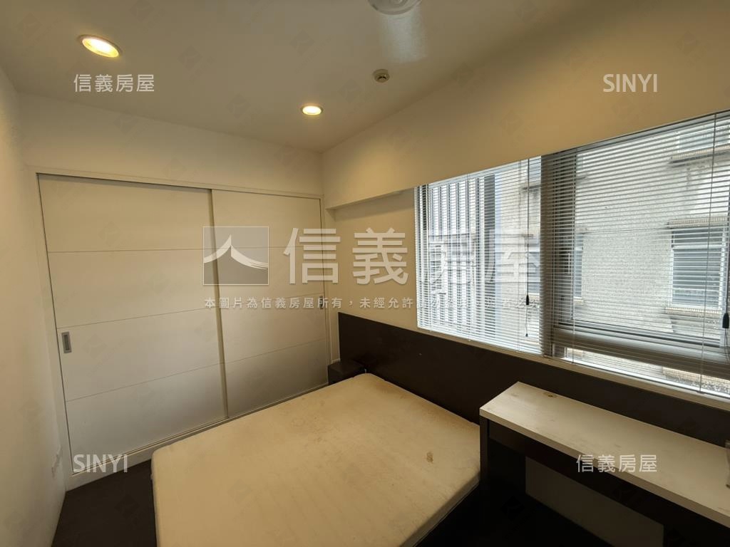 索蘭朵。面紅樓邊間兩房房屋室內格局與周邊環境