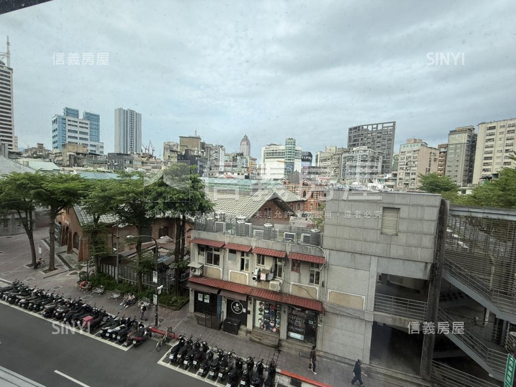 索蘭朵。面紅樓邊間兩房房屋室內格局與周邊環境