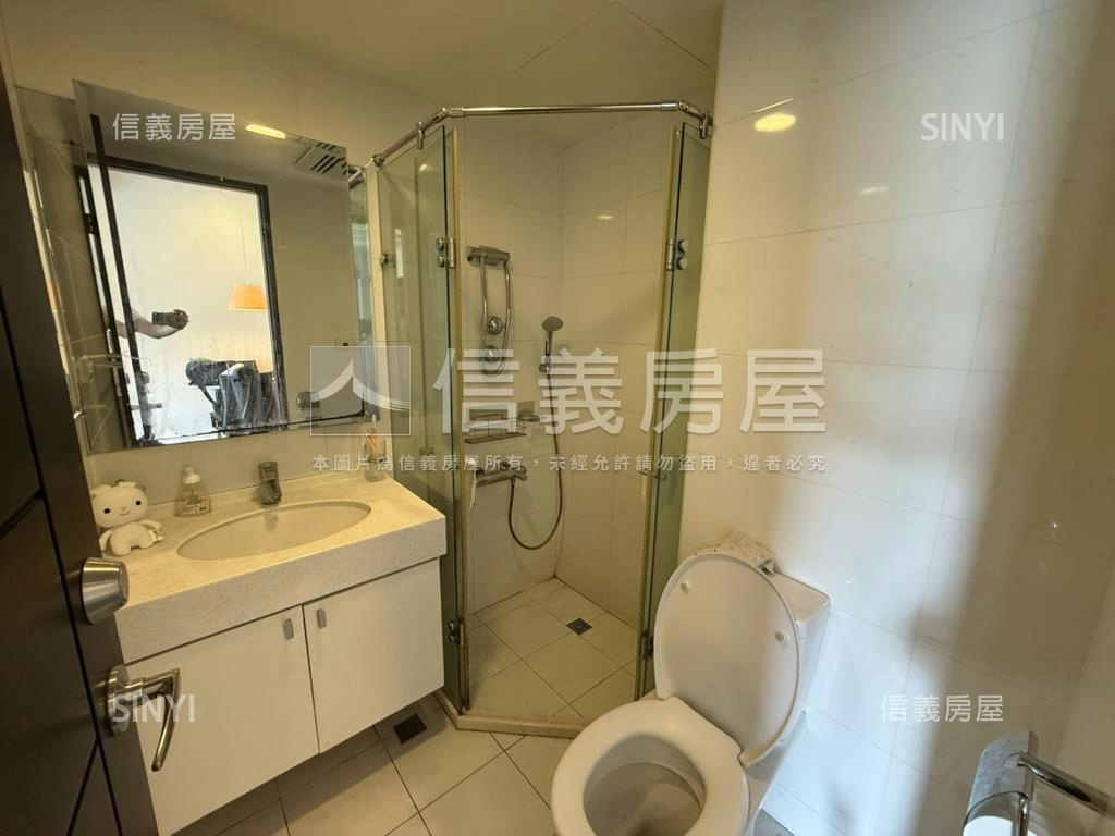 索蘭朵。面紅樓邊間兩房房屋室內格局與周邊環境