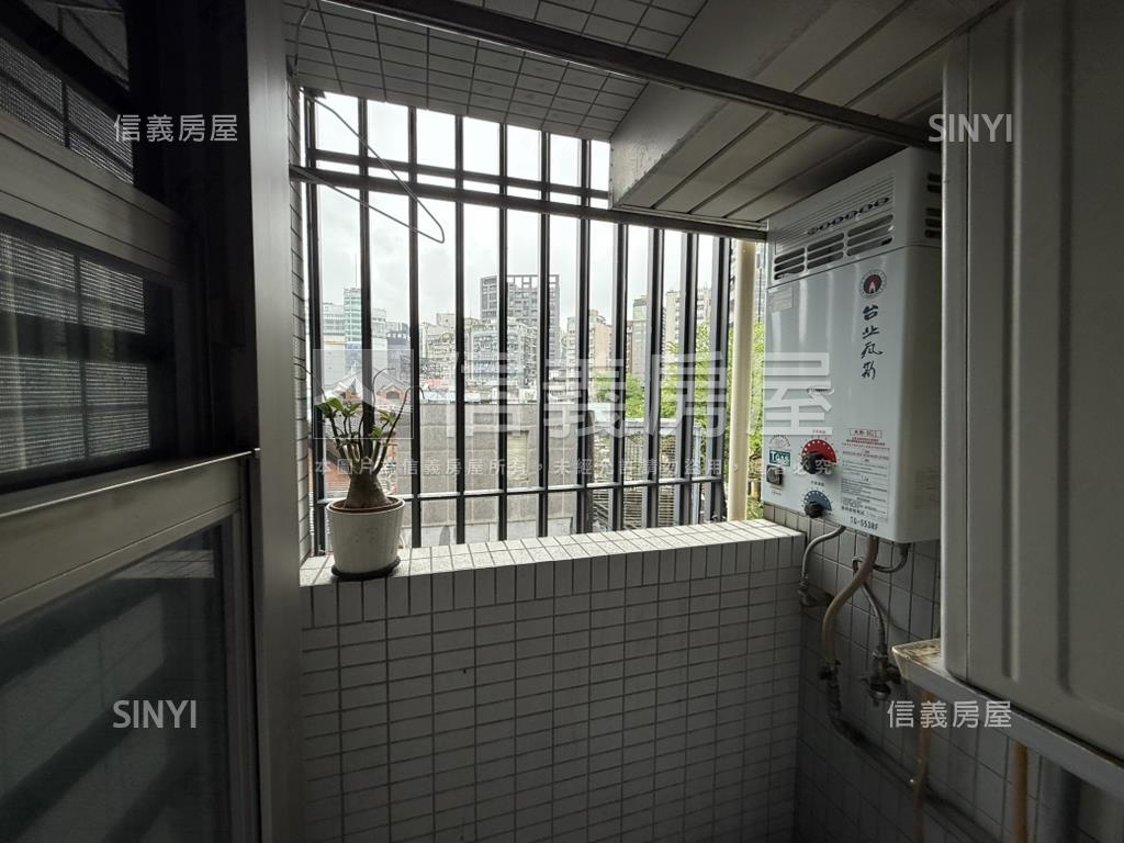 索蘭朵。面紅樓邊間兩房房屋室內格局與周邊環境