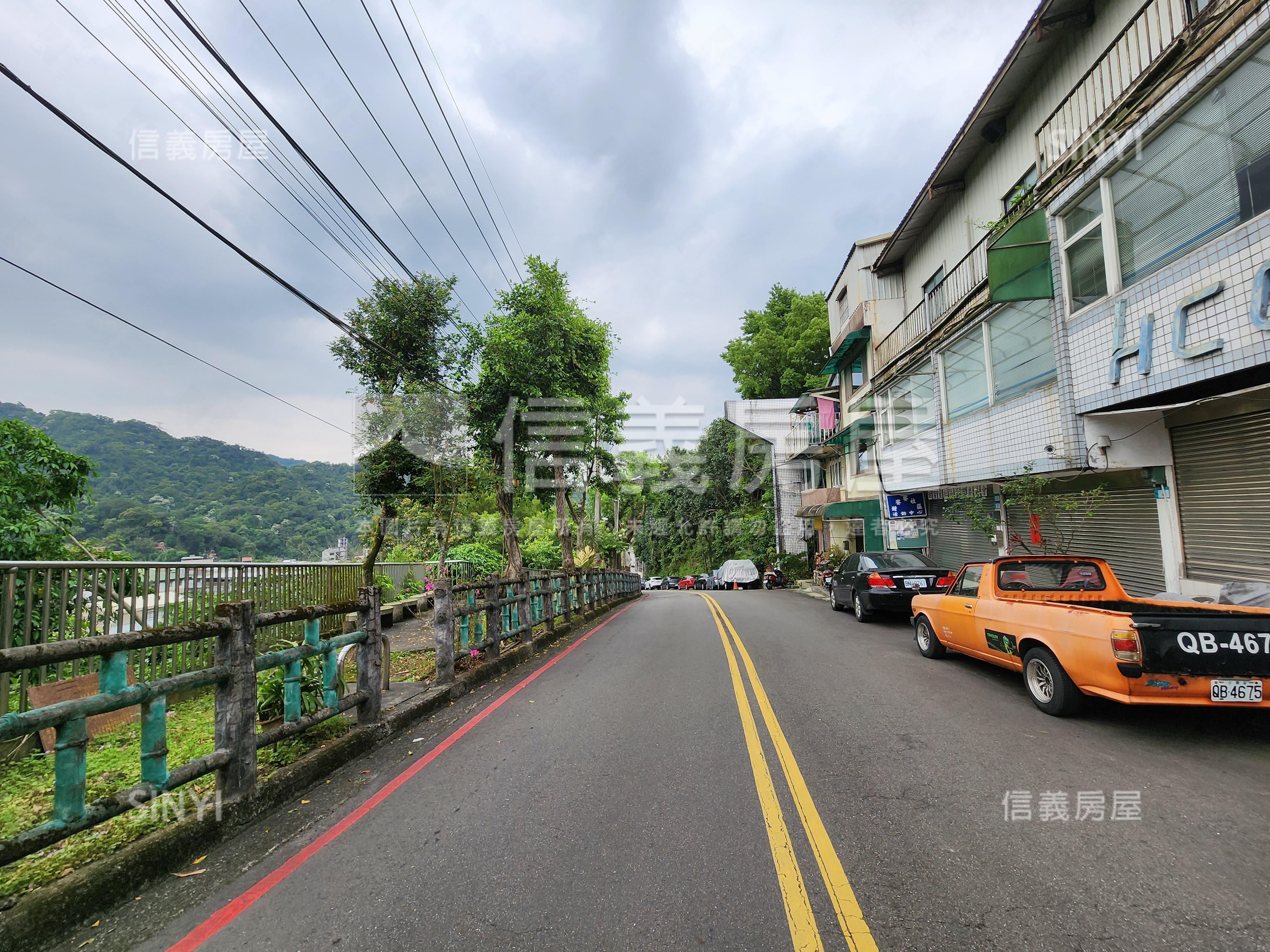 鄰安坑輕軌站臨路土地房屋室內格局與周邊環境