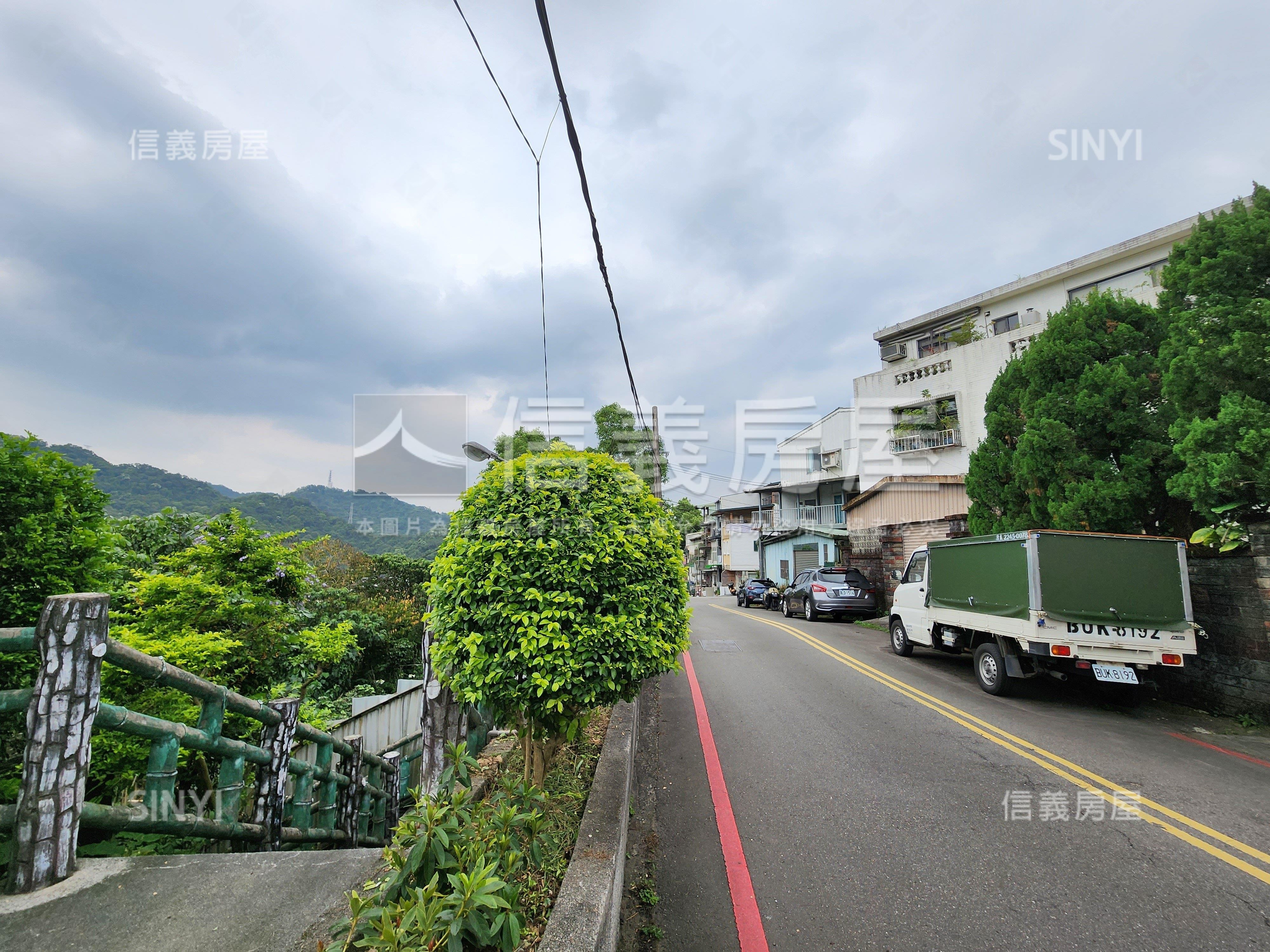 鄰安坑輕軌站臨路土地房屋室內格局與周邊環境