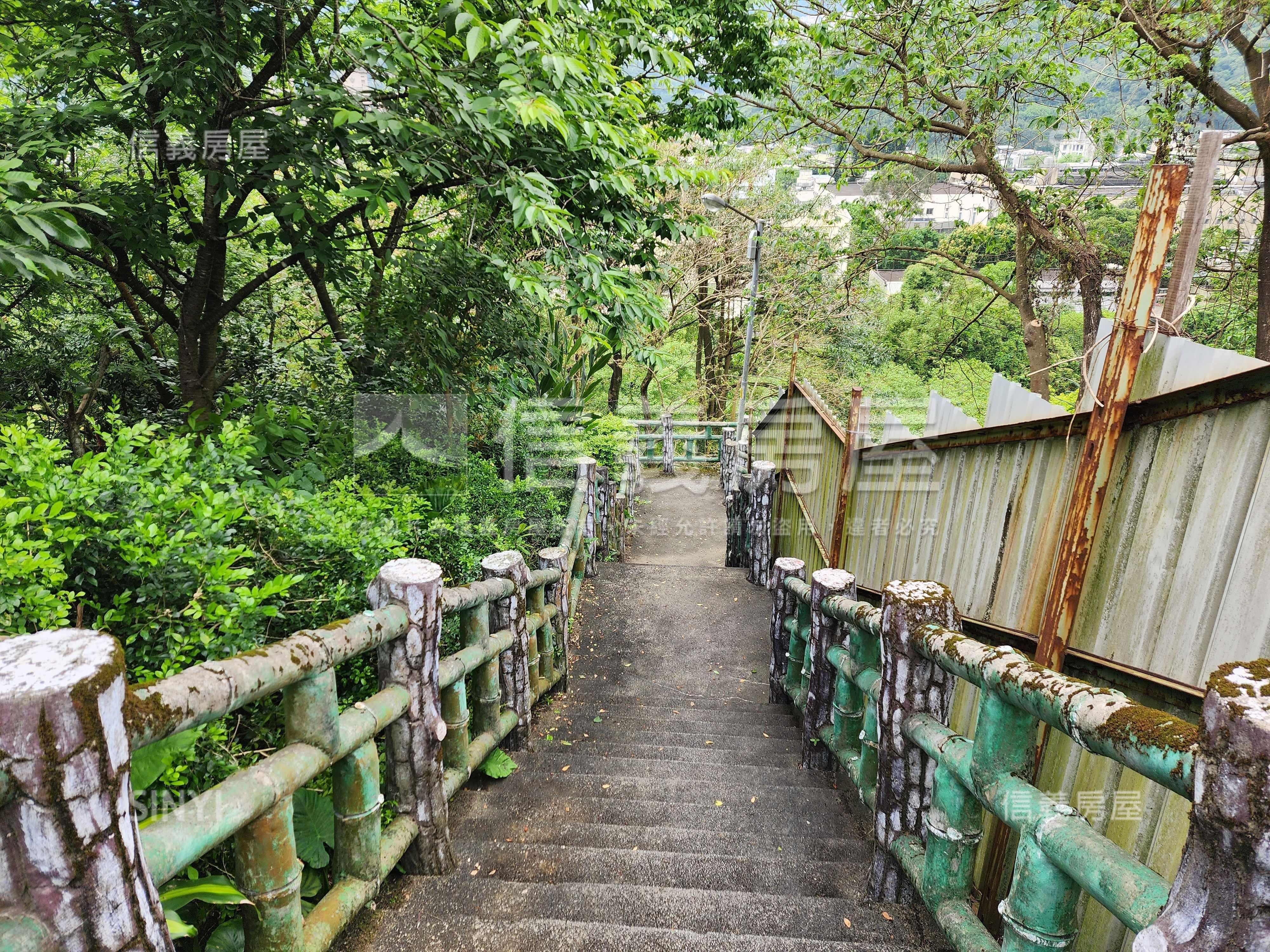 鄰安坑輕軌站臨路土地房屋室內格局與周邊環境