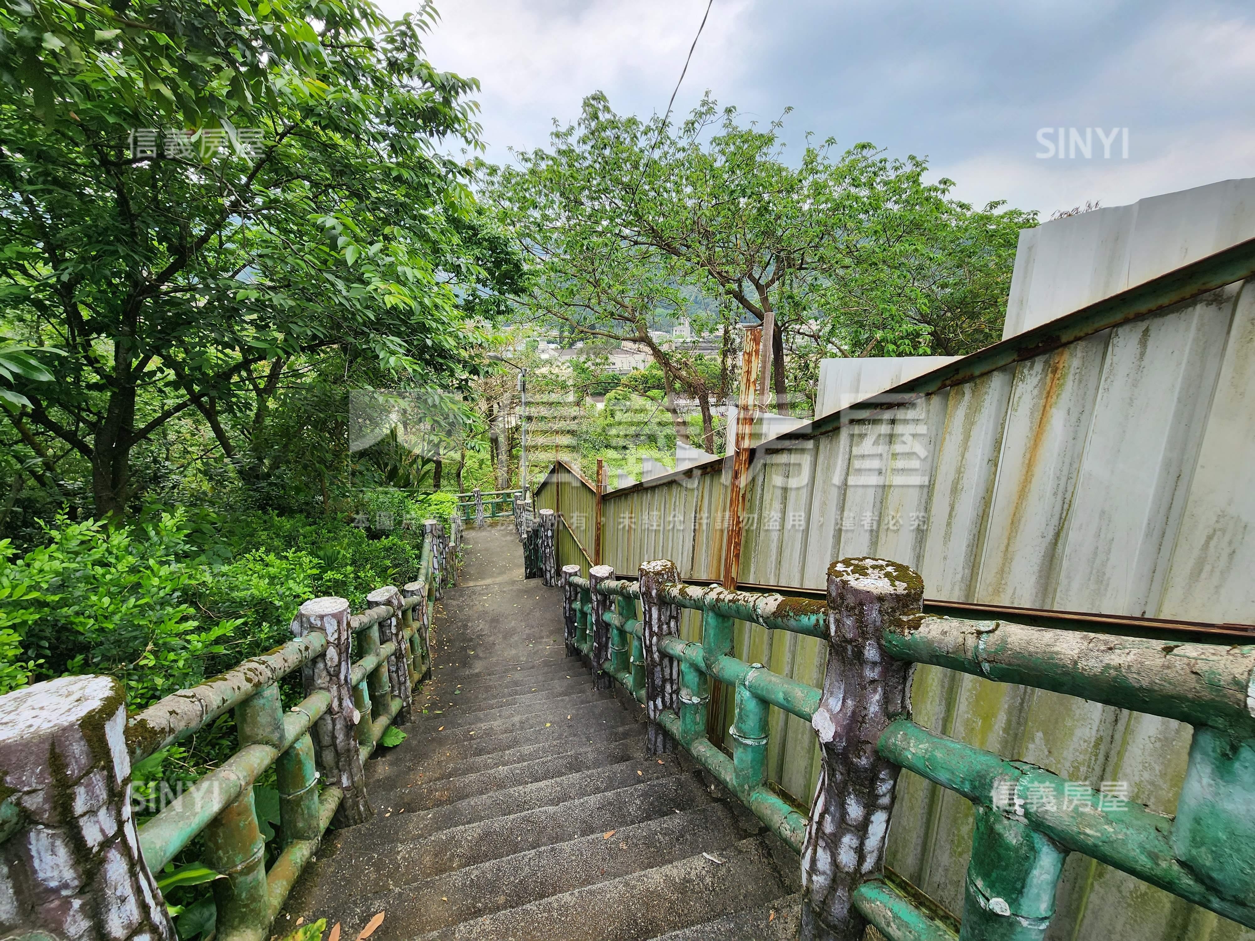 鄰安坑輕軌站臨路土地房屋室內格局與周邊環境