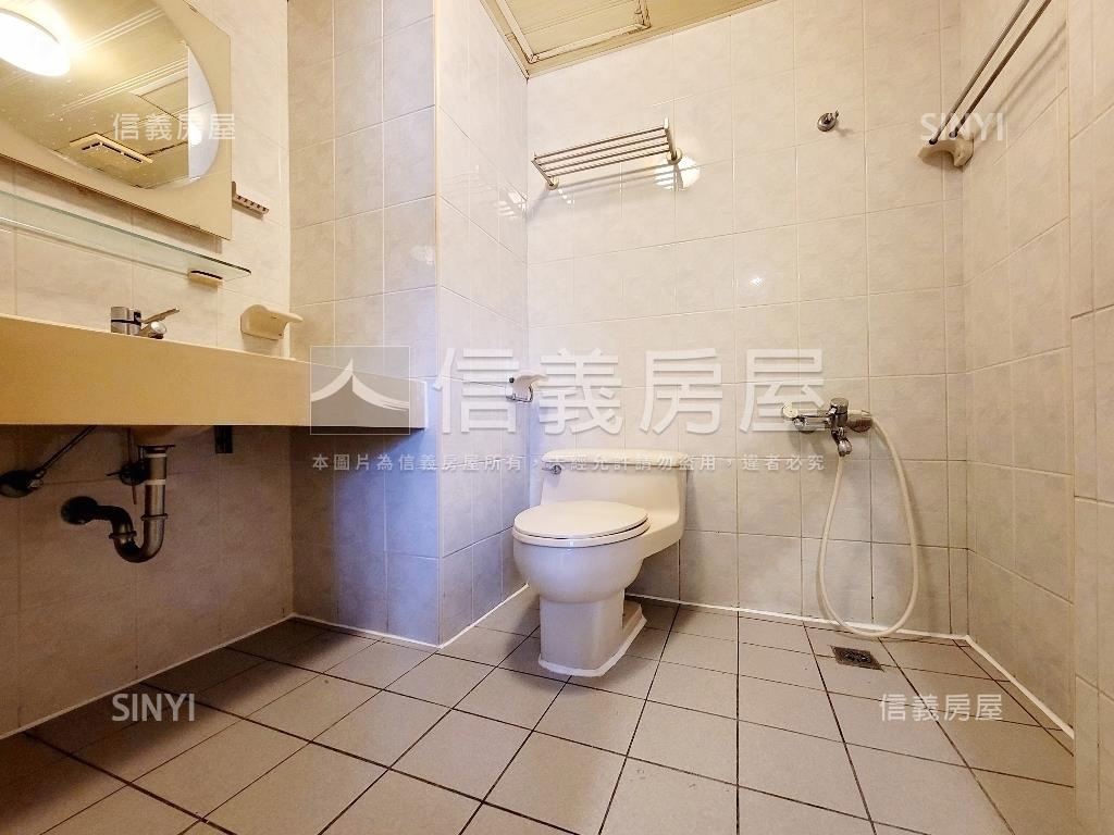 捷運３房車位房屋室內格局與周邊環境