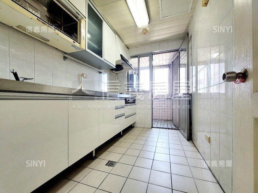 捷運３房車位房屋室內格局與周邊環境