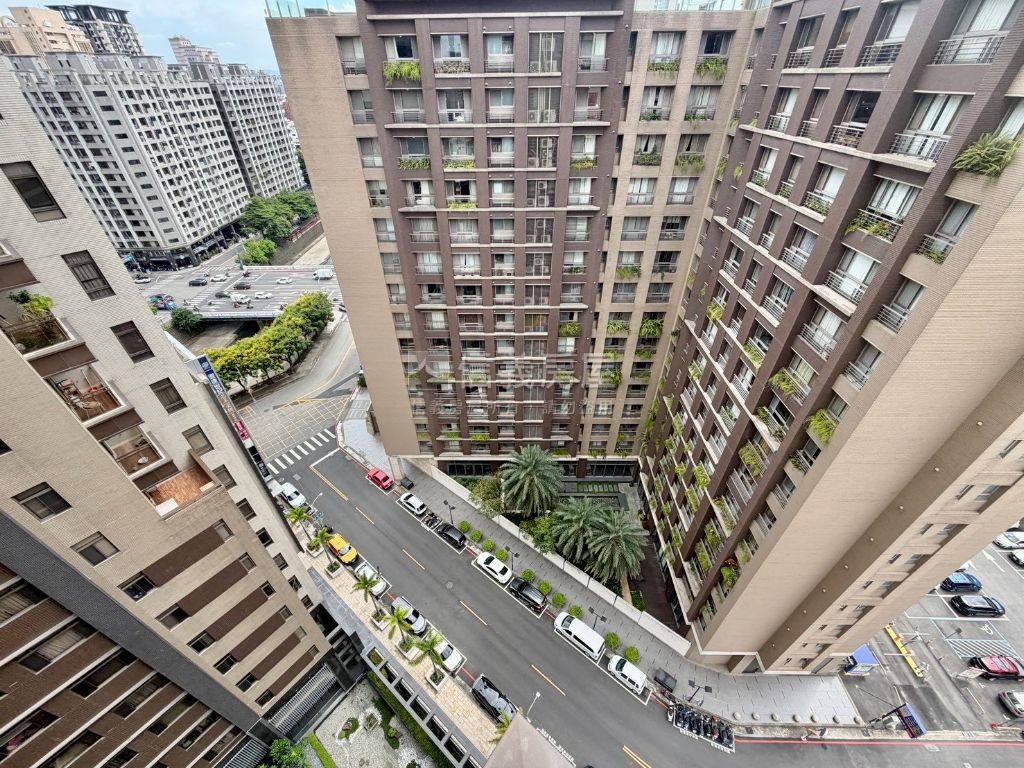 五期＞四房美裝潢平面車位房屋室內格局與周邊環境