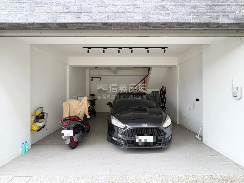 東區輕屋齡好成家面寬車墅房屋室內格局與周邊環境