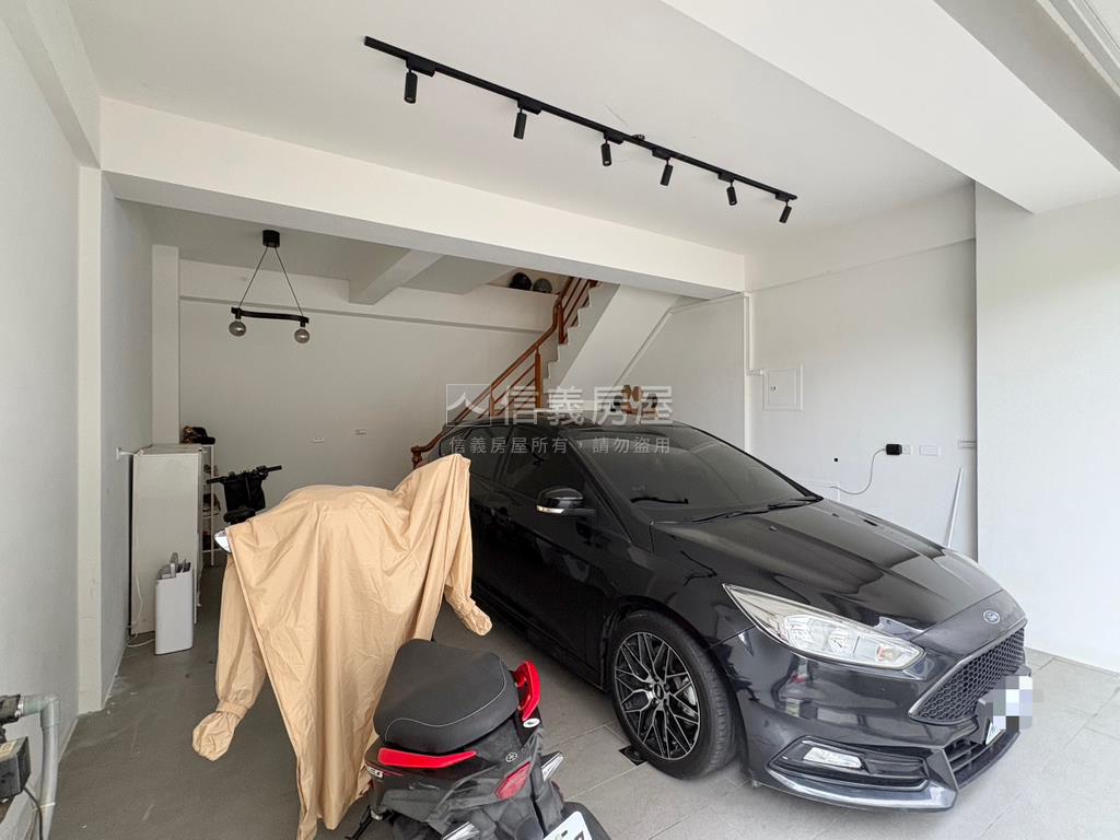 東區輕屋齡好成家面寬車墅房屋室內格局與周邊環境