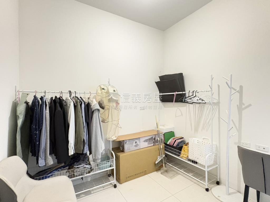 東區輕屋齡好成家面寬車墅房屋室內格局與周邊環境