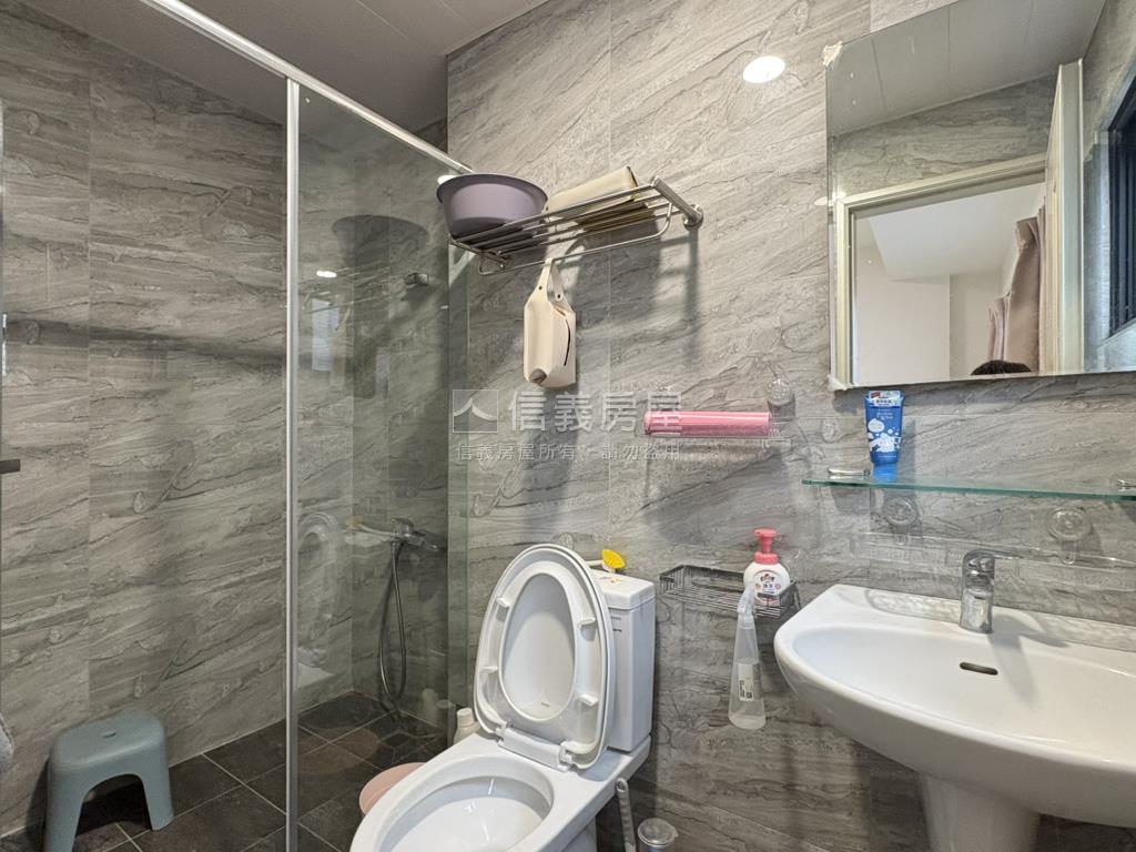 東區輕屋齡好成家面寬車墅房屋室內格局與周邊環境
