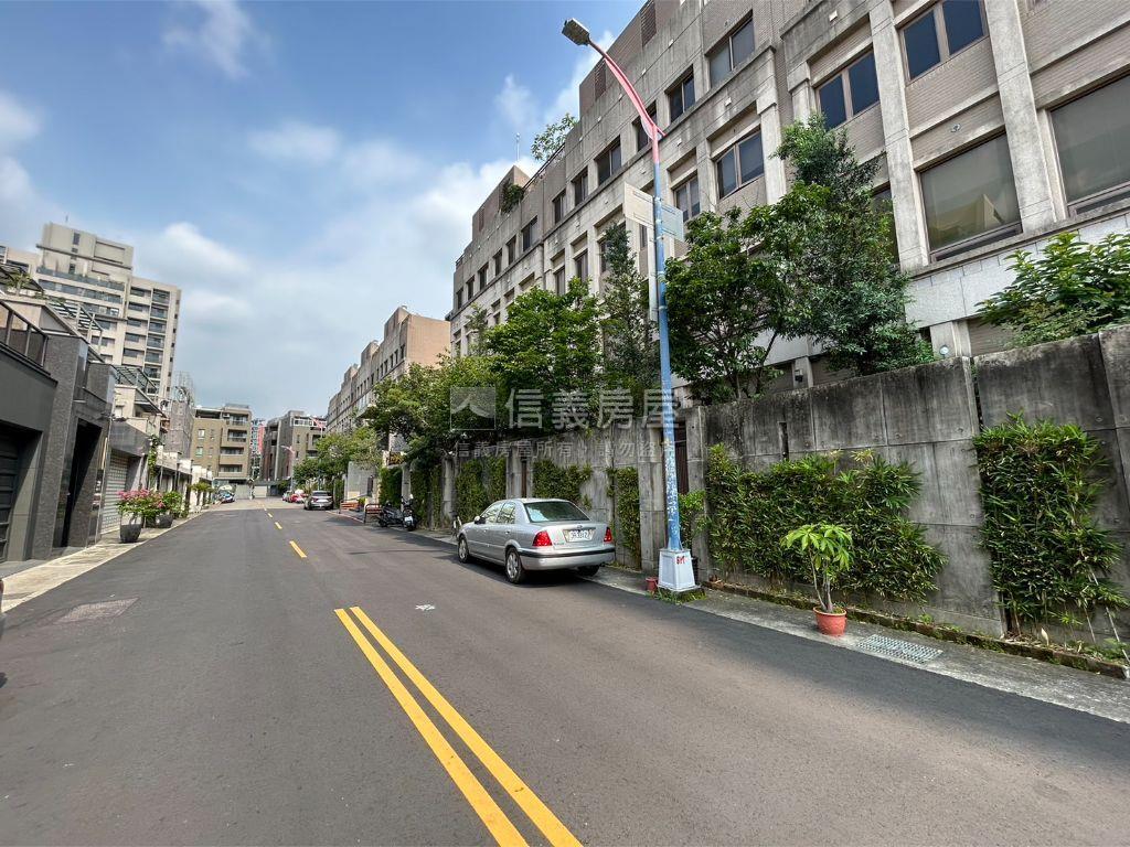 北屯五房震後車庫別墅房屋室內格局與周邊環境