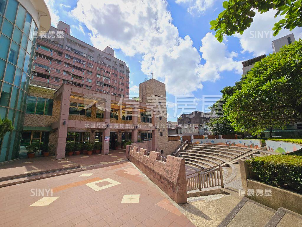 公園特區四房車位房屋室內格局與周邊環境