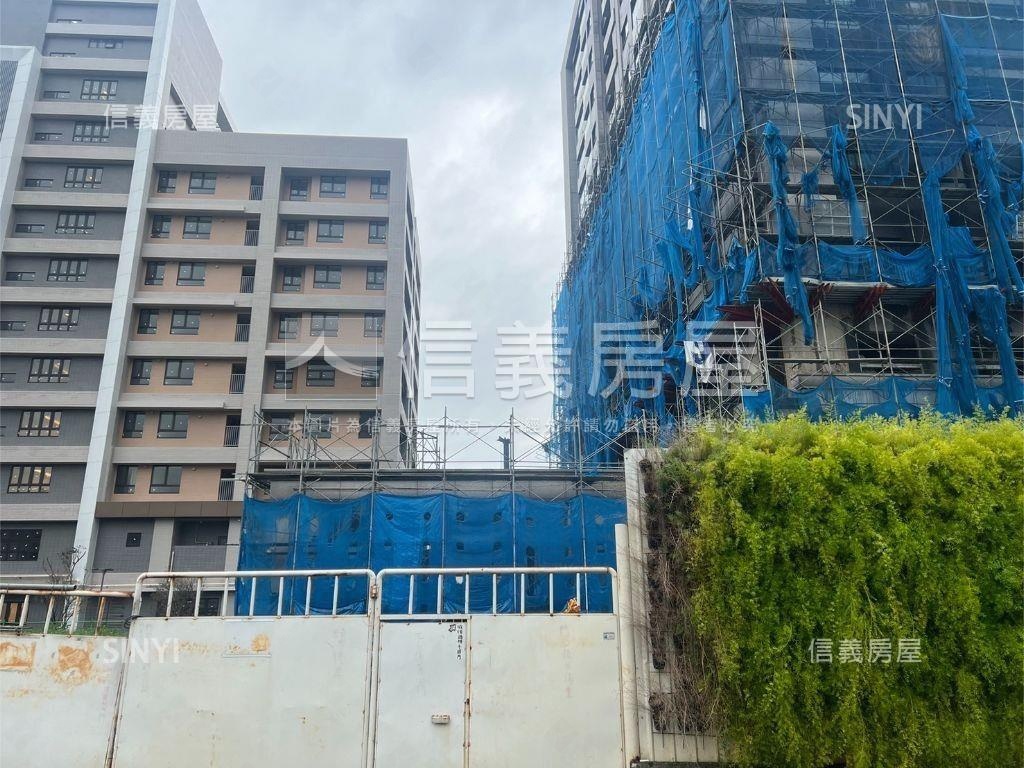 左岸市政Ａ１１三房車位房屋室內格局與周邊環境