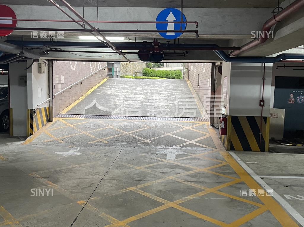 專任川陽郡秀Ｂ１坡平車位房屋室內格局與周邊環境