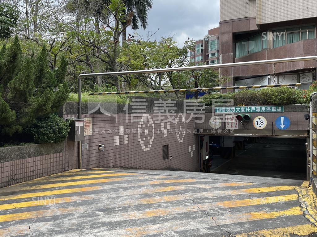 專任川陽郡秀Ｂ１坡平車位房屋室內格局與周邊環境