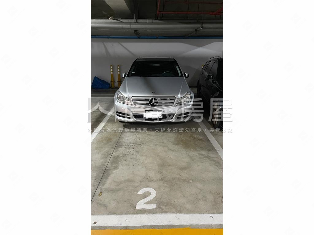 專任川陽郡秀Ｂ１坡平車位房屋室內格局與周邊環境