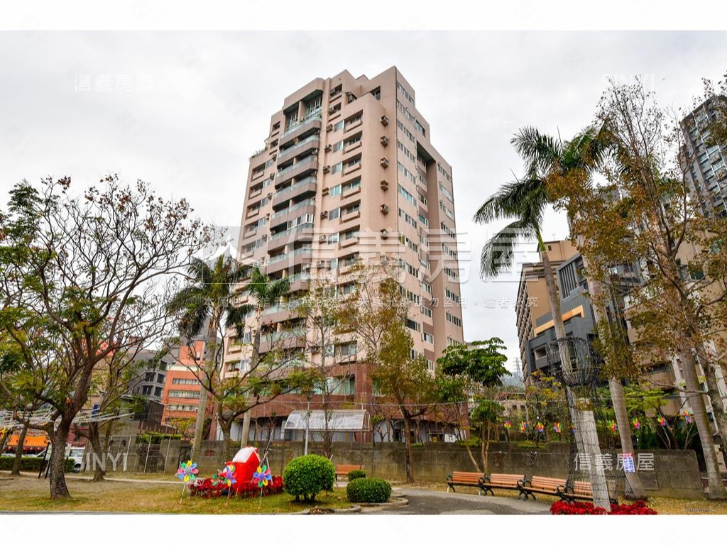 專任川陽郡秀Ｂ１坡平車位房屋室內格局與周邊環境