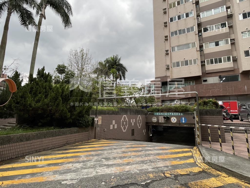 專任川陽郡秀Ｂ１坡平車位房屋室內格局與周邊環境