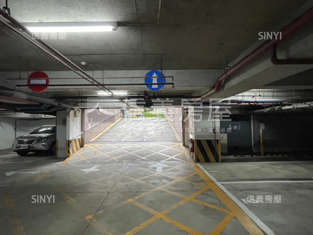 專任川陽郡秀Ｂ１坡平車位房屋室內格局與周邊環境