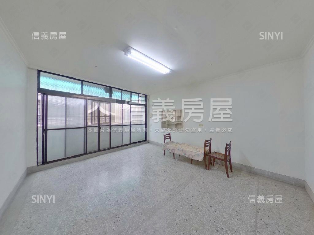 近運動場臨路美透天房屋室內格局與周邊環境