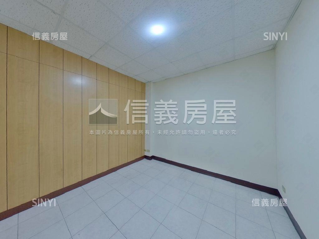 近運動場臨路美透天房屋室內格局與周邊環境