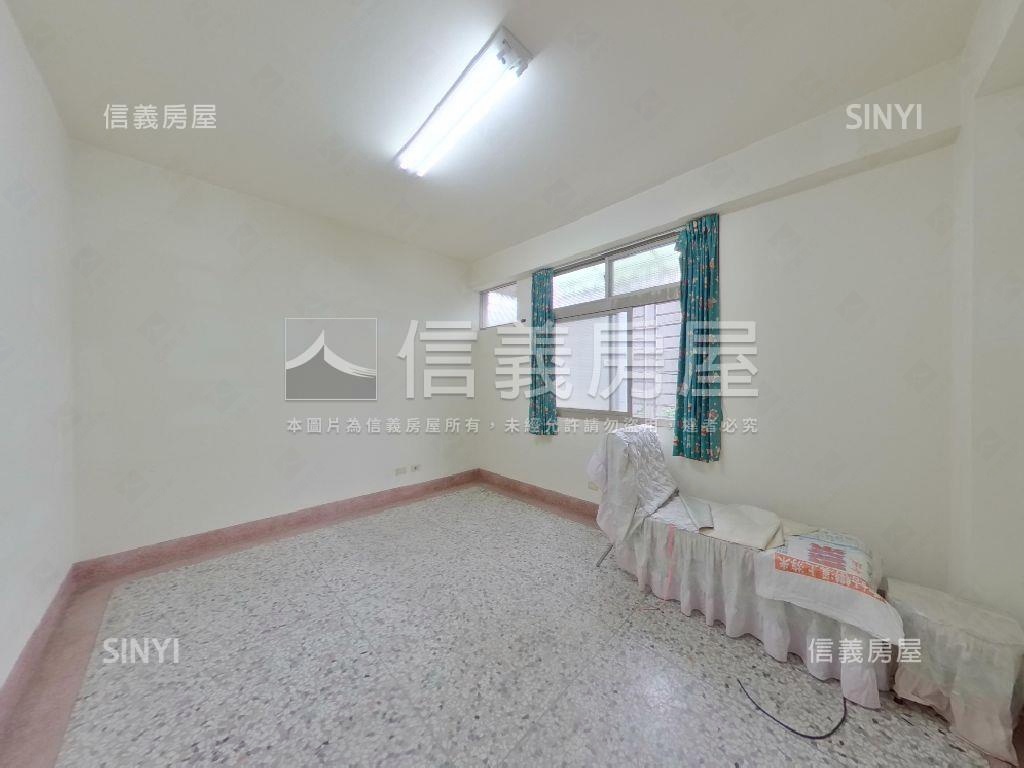 近運動場臨路美透天房屋室內格局與周邊環境