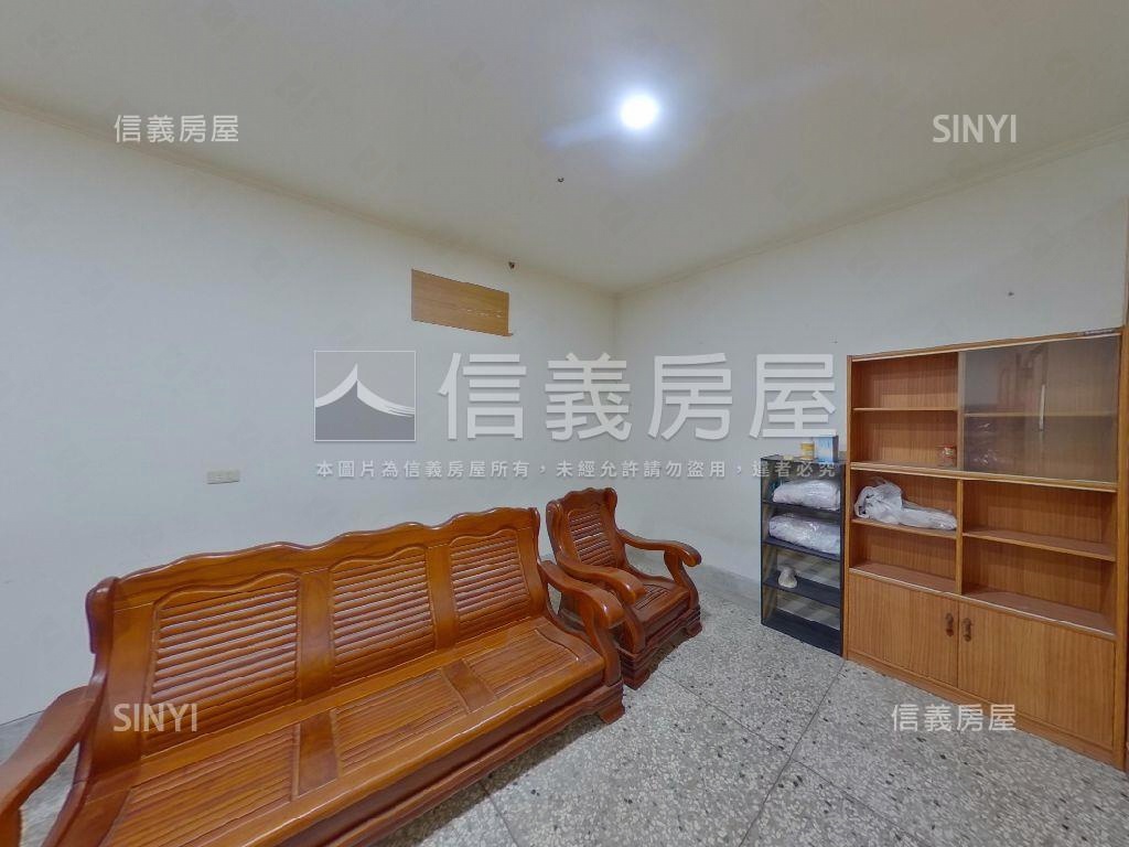近運動場臨路美透天房屋室內格局與周邊環境