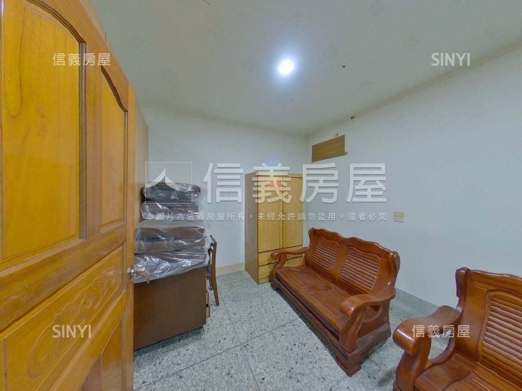 近運動場臨路美透天房屋室內格局與周邊環境