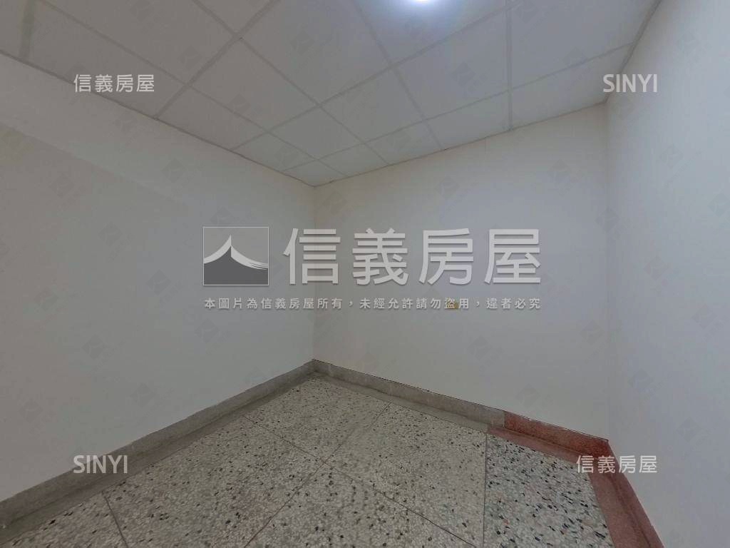 近運動場臨路美透天房屋室內格局與周邊環境