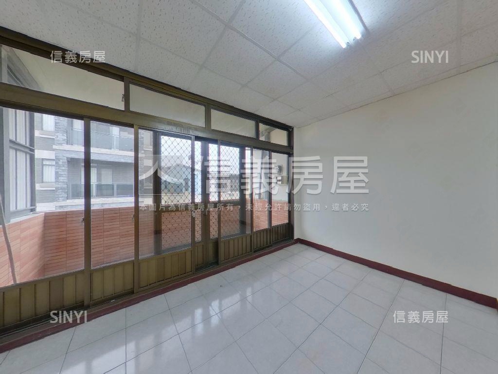 近運動場臨路美透天房屋室內格局與周邊環境