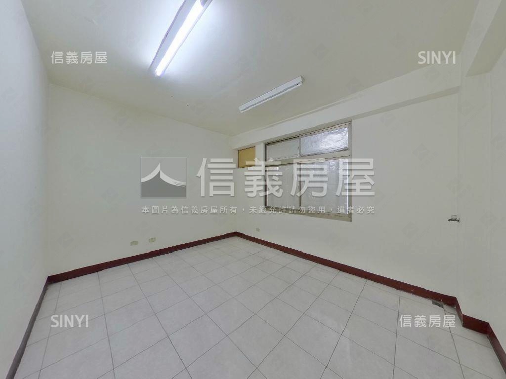 近運動場臨路美透天房屋室內格局與周邊環境