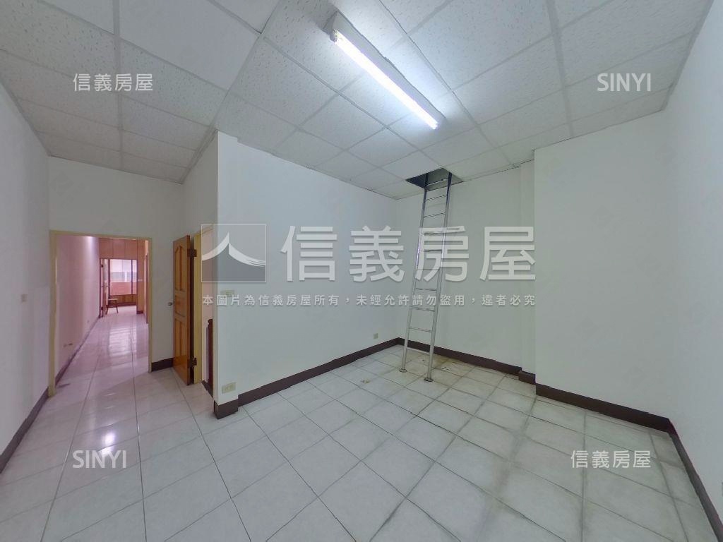 近運動場臨路美透天房屋室內格局與周邊環境