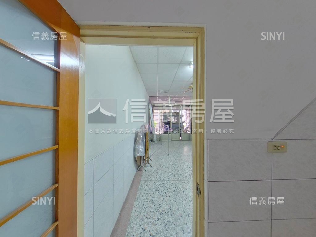 近運動場臨路美透天房屋室內格局與周邊環境