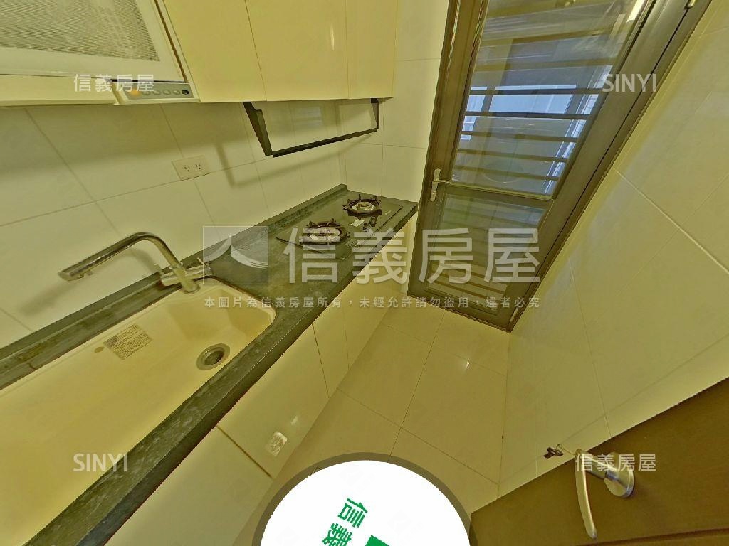 市府捷運８樓附車位房屋室內格局與周邊環境