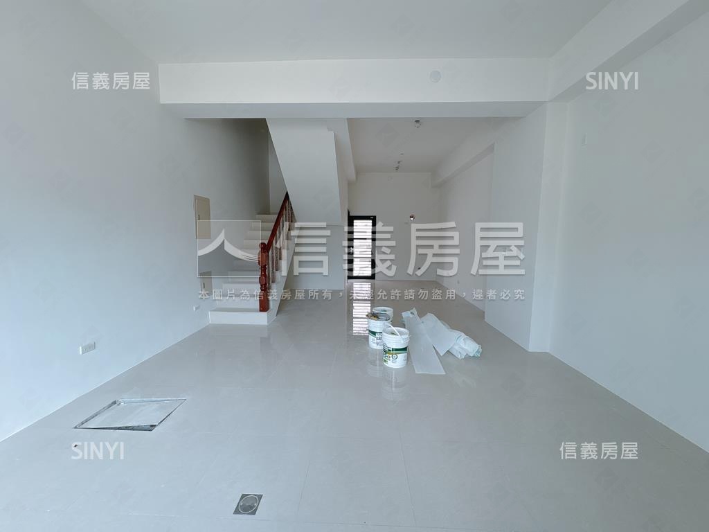 靈蛇獻瑞全新臨路別墅Ｆ房屋室內格局與周邊環境