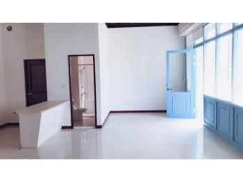 家順三角窗金店面