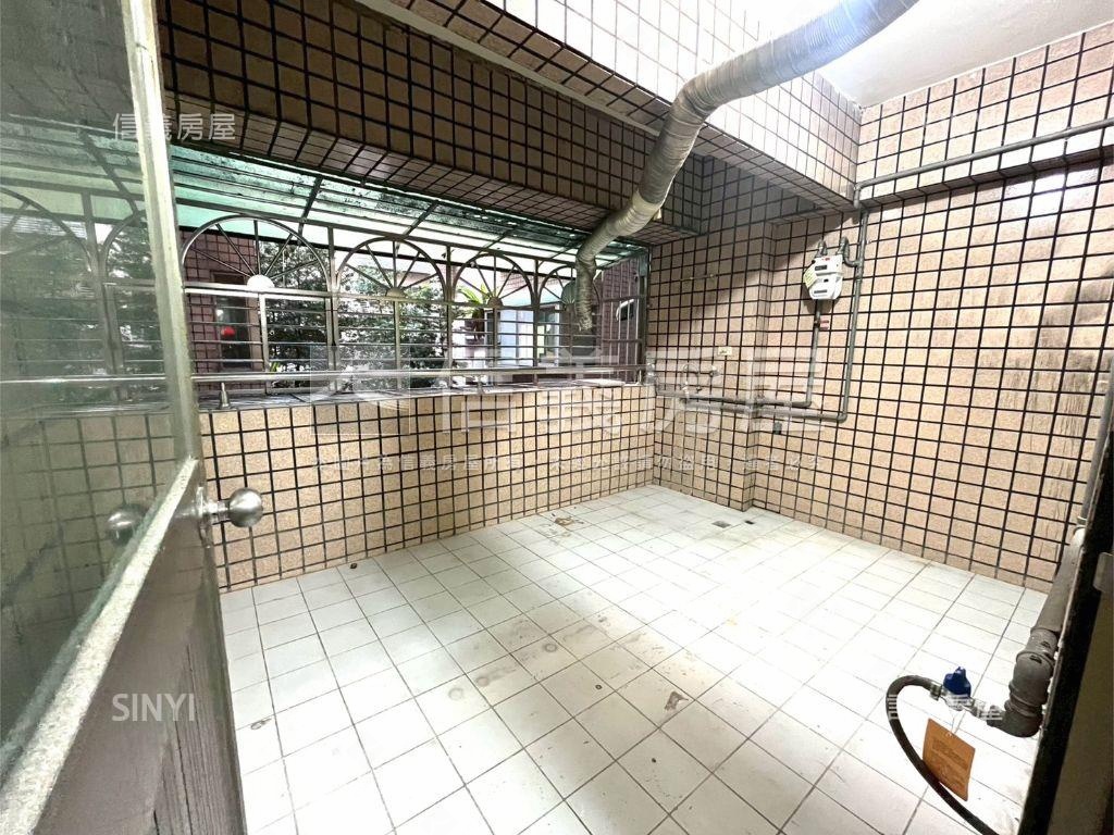 長安大街電梯三房房屋室內格局與周邊環境