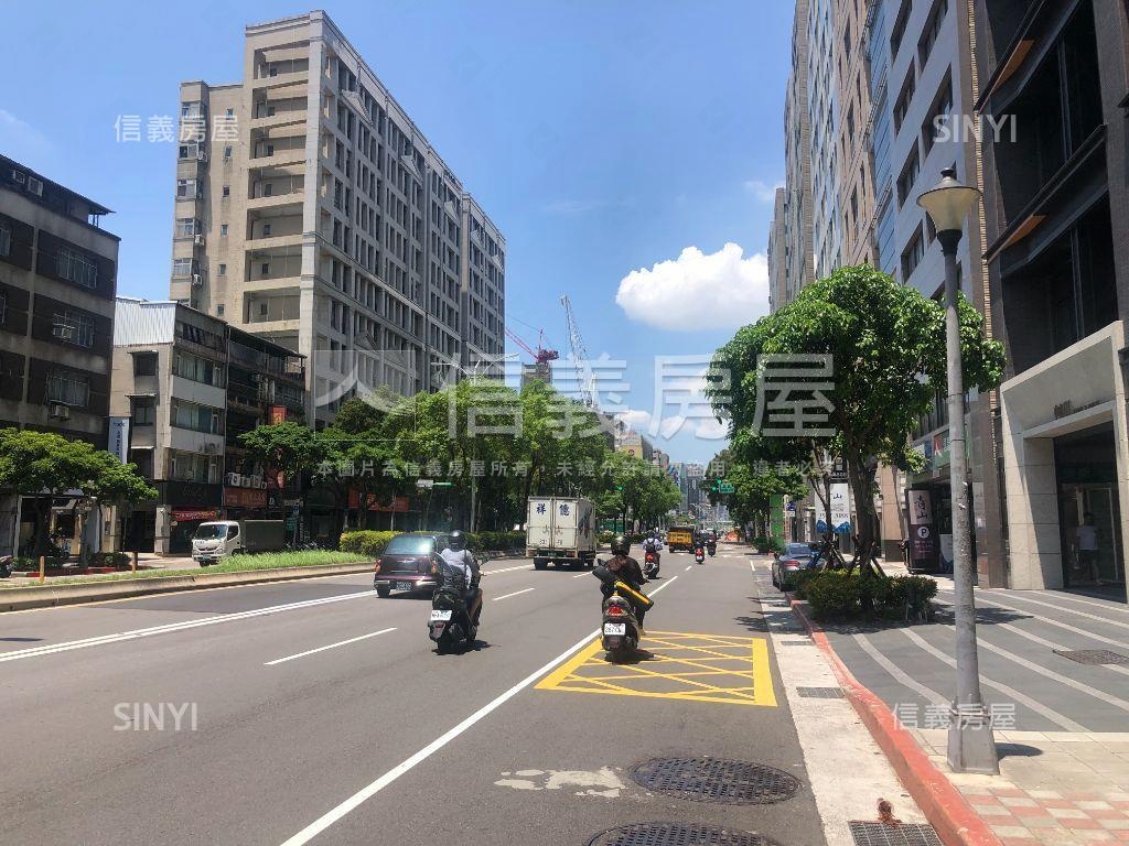 近捷運正馬路邊收租店面房屋室內格局與周邊環境