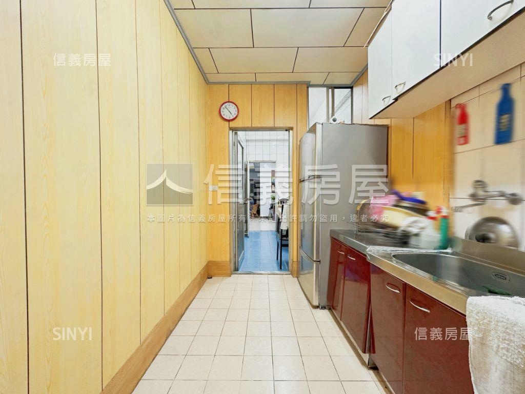 挑高方正大三房免爬房屋室內格局與周邊環境