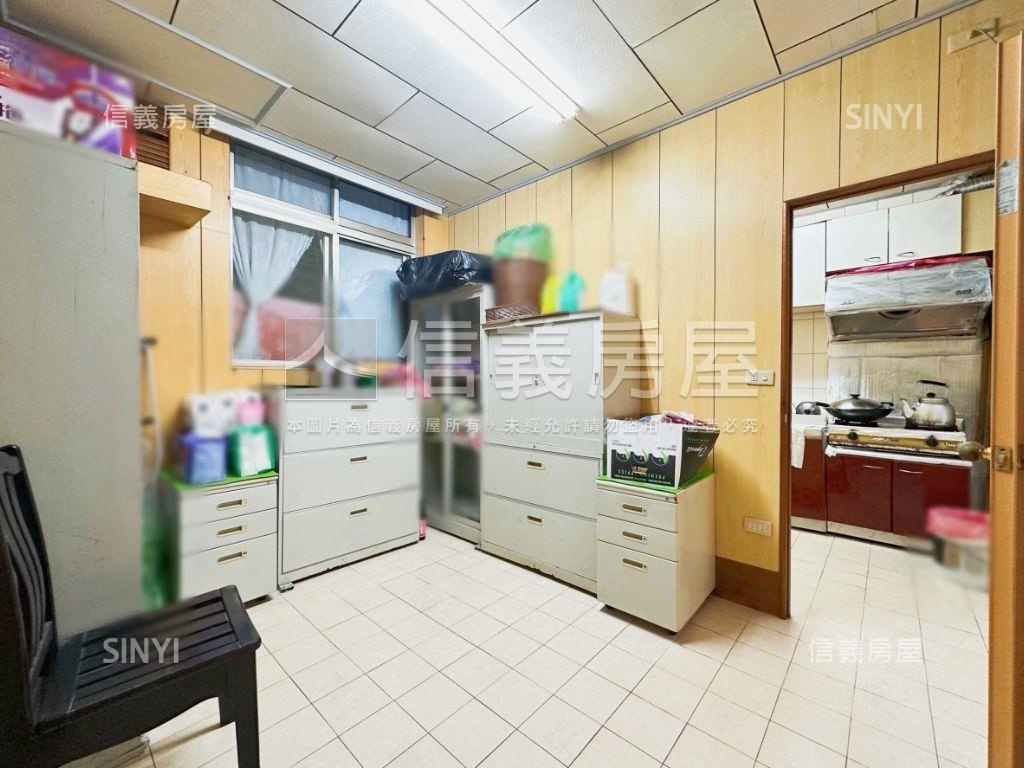 挑高方正大三房免爬房屋室內格局與周邊環境