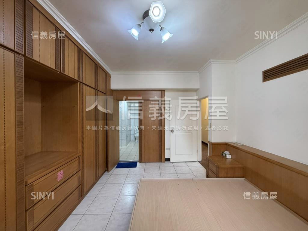 土城家樂福採光大三房車位房屋室內格局與周邊環境