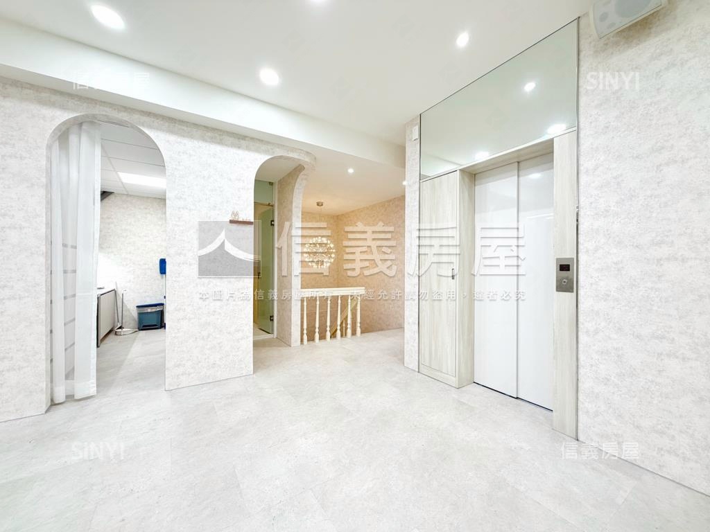 巨蛋．內有電梯．面寬店面房屋室內格局與周邊環境