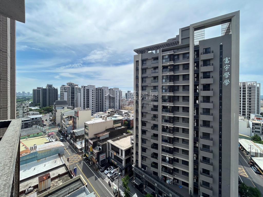冠軍城峰視野三房房屋室內格局與周邊環境
