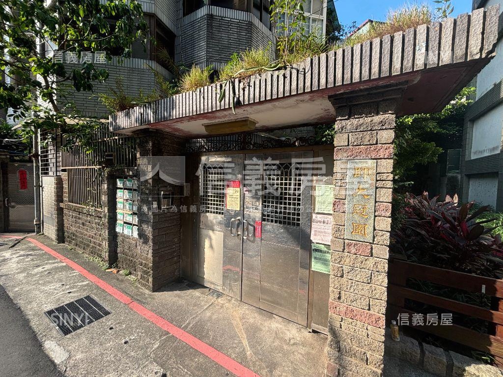 誠意出售捷運金華冠德三樓房屋室內格局與周邊環境