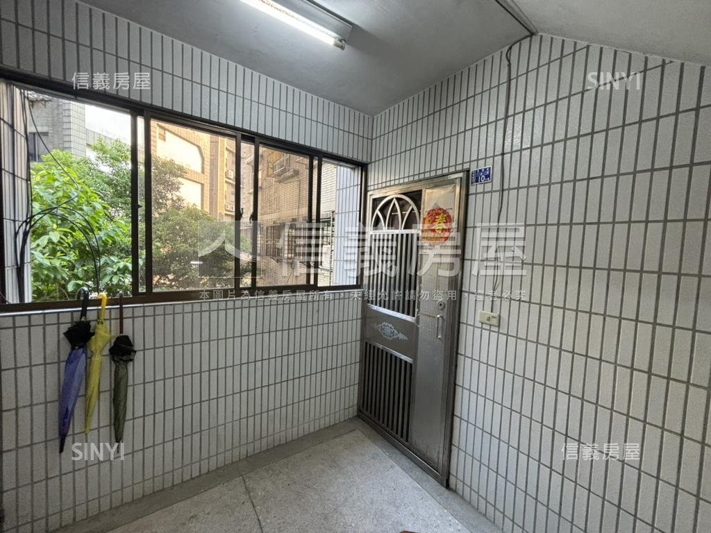 誠意出售捷運金華冠德三樓房屋室內格局與周邊環境