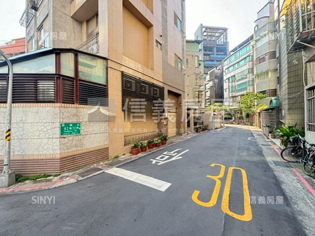 誠意出售捷運金華冠德三樓房屋室內格局與周邊環境